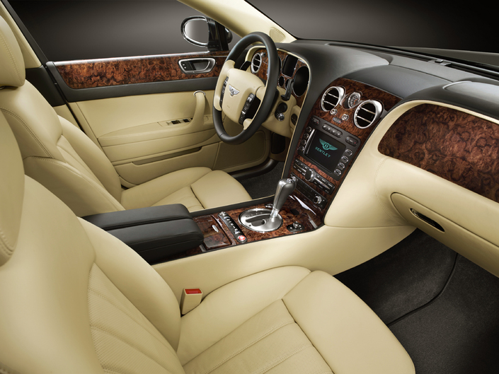 On est agréablement installé dans l'écrin de cuir, de bois et de chromes qu'est le poste de conduite de la Bentley Continental Flying Spur, ici en 2005. L'ensemble vieillit fort bien.