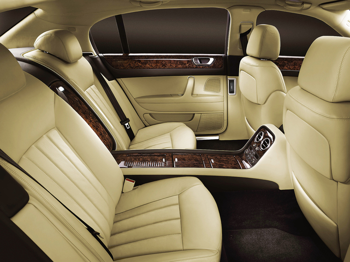 Avec le pack Mulliner, les places arrière de la Flying Spur se séparent d'une console longue et adoptent des commandes électriques. Royal !