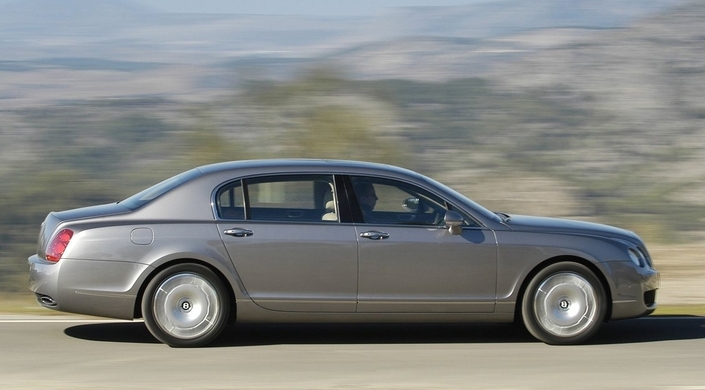 La Bentley Continental Flying Spur fait mentir son poids en dévoilant une agilité insoupçonnée et de grosses performances. Le tout, dans un confort impressionnant. Ici, en 2005.