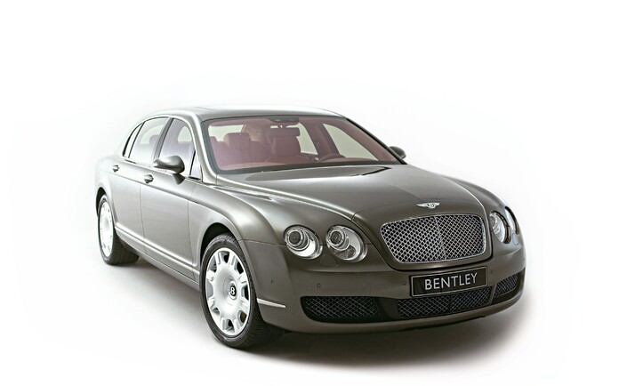 Apparue en mars 2005, la Flying Spur n'est autre qu'une version à quatre portes du coupé Continental GT, dont elle reprend toute la partie avant.