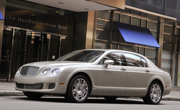 En 2008, la Bentley Continental Flying Spur change de boucliers, et améliore son insonorisation ainsi que son équipement.