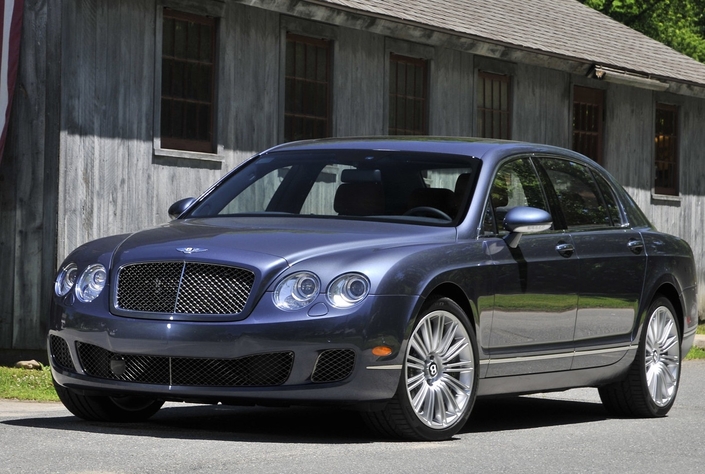 Révélée en 2008, la version Speed pousse la puissance du W12 Bentley à quelque 612 ch, et les disques passe au carbone-céramique. Bonjour la facture quand il faut les changer !