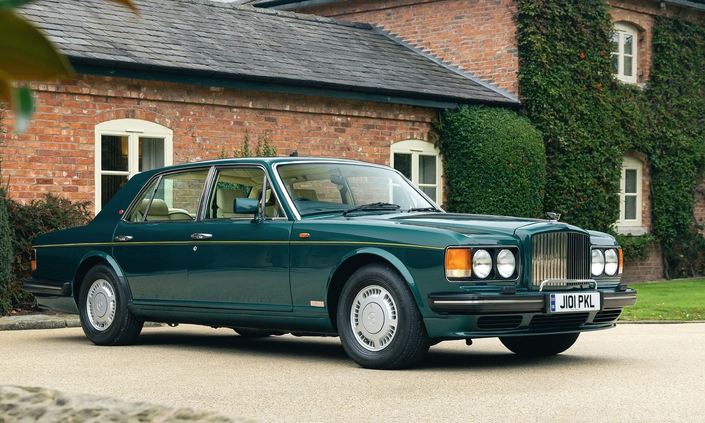 Monumentale, voire monolithique, la Bentley Turbo R reçoit pourtant un V8 turbo au punch incroyable. Ici, en 1991.