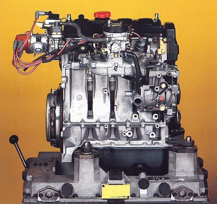 Le moteur TU est en début de carrière fabriqué entièrement en alliage et alimenté par carburateur. Contrairement au X qu'il remplace, il ne fait pas corps avec la boîte.