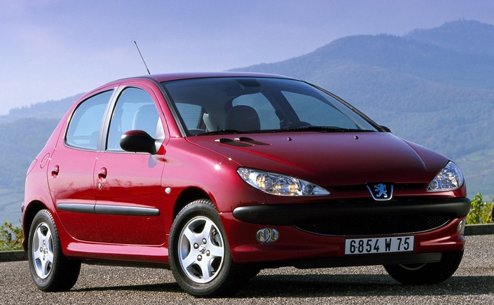 En 2003, la Peugeot 206 accueille un TU 1,4 l de 90 ch. Coiffé d'une culasse à 16 soupapes à distribution variable, ce bloc est codé ET3...