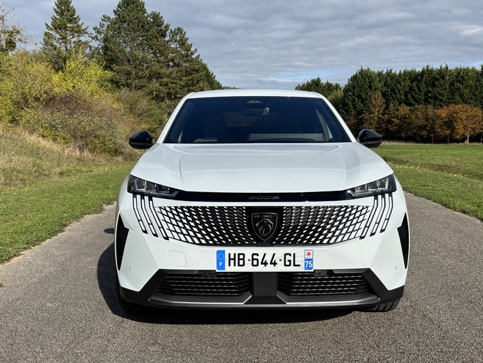 La version de « base » vendue 43 490 € est calquée sur les autres modèles du groupe, les Citroën C5 Aircross et Opel Grandland équipés de la même mécanique. Mais au final face à un Tiguan ou un Cupra Terramar, vendus aux alentours des 55 000 €, le 3008 est plus avantageux.