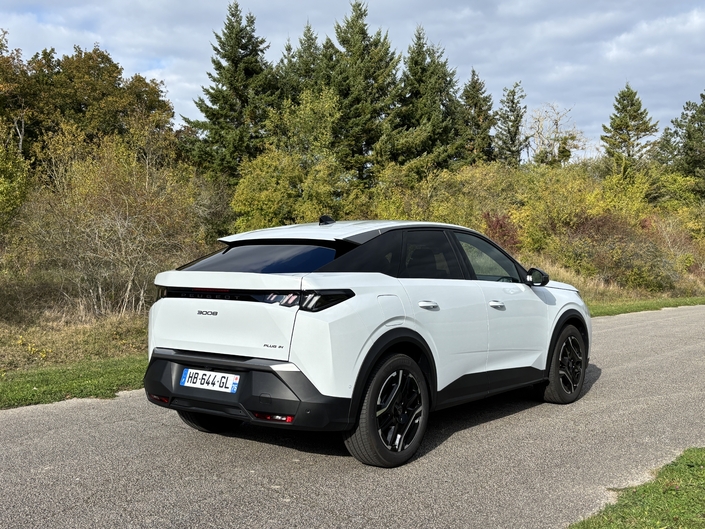 Le Peugeot 3008 PHEV pèse 1 953 kg sur la balance. Résultat : pas de malus CO2 mais un malus au poids de 1 540 €.