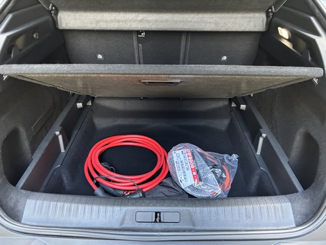 Bon point, le volume de coffre généreux (520 litres) est préservé sur cette motorisation hybride, avec en prime un rangement pour les câbles.