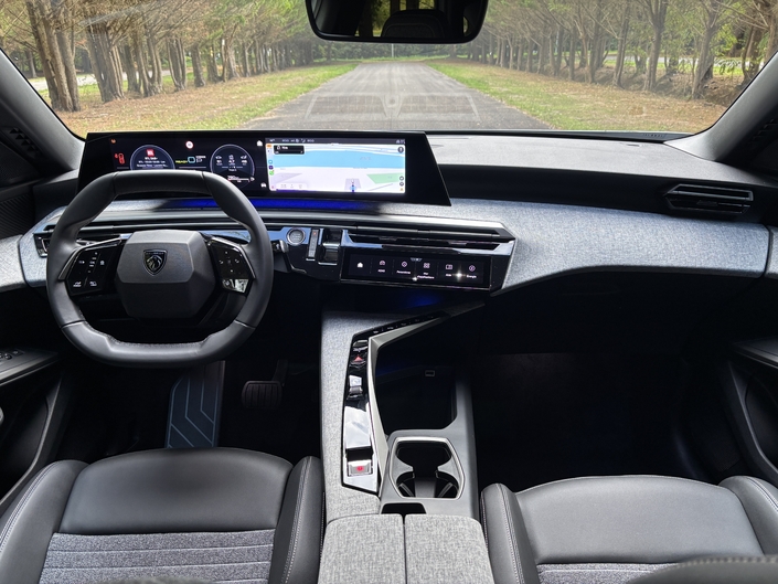 L'intérieur est dans l'ensemble valorisant avec de beaux revêtements. Les parties basses auraient méritées des plastiques de meilleur qualité.