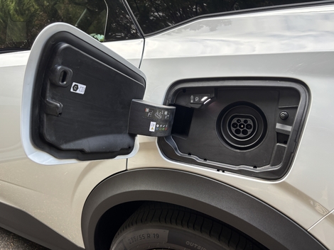 La recharge de base est de 3,7 kW (AC). Il est possible d’opter pour un chargeur 7,4 kW (400 €).