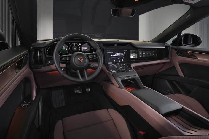 L’intérieur du Cayenne a été redessiné autour du nouvel écran OLED incurvé développé par Porsche. Le Flow Display. Il s’agit du plus grand jamais installé dans une Porsche.