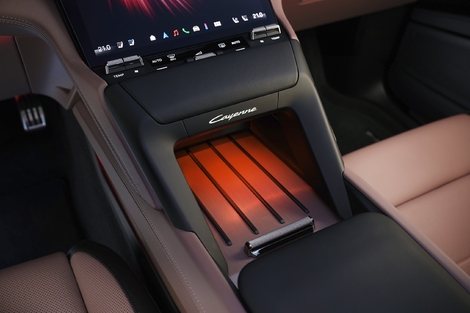 Les commandes principales de climatisation conservent des boutons physiques.