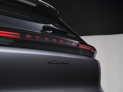 À l’arrière, on note l’arrivée d’un bandeau LED avec lettrage Porsche lumineux.