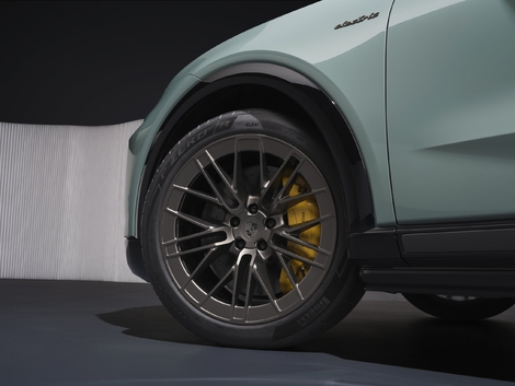 Le Cayenne peut bénéficier en option d’un système de freinage carbone/céramique.