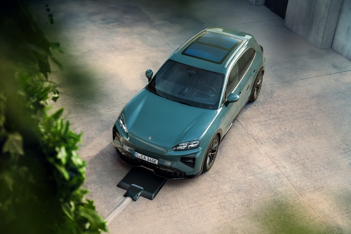 La Cayenne électrique peut être rechargé par induction. D’une puissance de 11 kW, il fonctionne de le même façon que pour recharger un smartphone avec des systèmes de sécurité pour les animaux domestiques et les enfants.