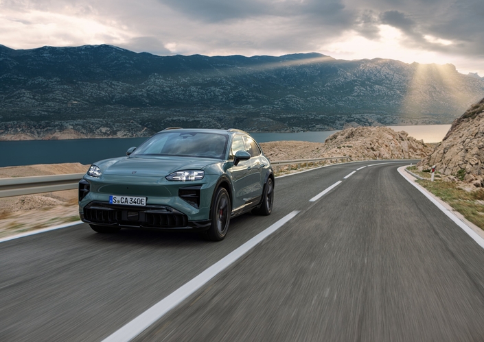 La version Turbo atteint une puissance combinée de 857 ch en mode normal et peut dépasser les 1150 ch avec la fonction launch control.