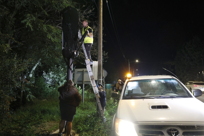 Les agriculteurs de la Coordination rurale s’attaquent à un radar du côté d’Aix-en-Provence, en 2024. Crédit photo : MaxPPP.