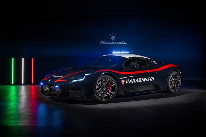 Stellantis livre une Maserati MCPURA aux Carabinieri italiens pour sauver des vies