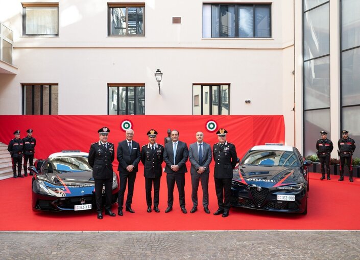 Les clés de la Maserati MCPURA et de l’Alfa Romeo Quadrifoglio ont été remises à Rome par Antonio Filosa, DG de Stellantis, au Commandant général des Carabinieri, Salvatore Luongo (3e et 4e personnes à partir de la droite).