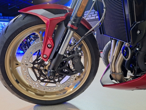 Triumph frappe fort avec une nouvelle Trident 800 à moins de 10 000 euros !