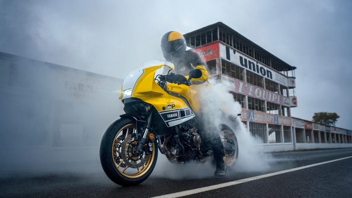 Les couleurs de Kenny Roberts mises à l'honneur sur la Yamaha XSR900 GP 2026