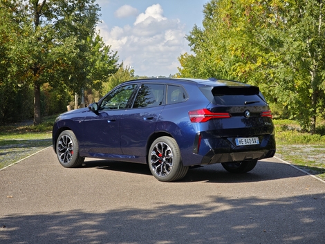 L’aspect global est plus trapu que l’ancien modèle, les feux arrière sont affinés et la lunette très petite.