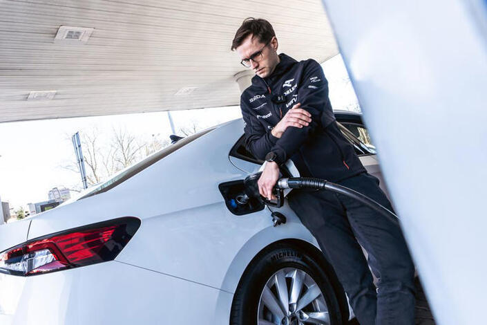 En temps normal, Miko Marczyk pilote et gagne au volant d'une Škoda Fabia RS Rally2.