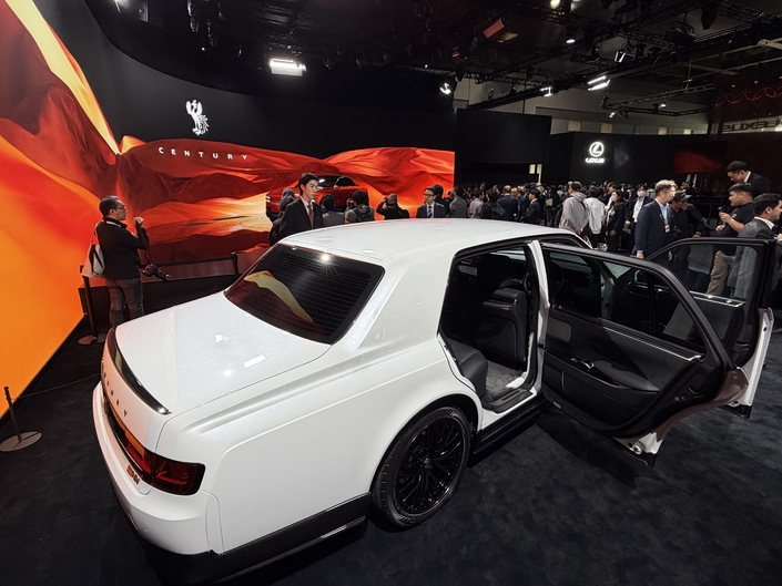 La limousine V8 de Century est également présente sur le stand de la marque à Tokyo.