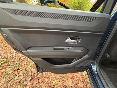 Même sur la finition haut de gamme Journey, les contreportes arrières ne disposent pas du rembourrage sous coude dont bénéficient les passagers avant : chasse aux coûts quand tu nous tiens...