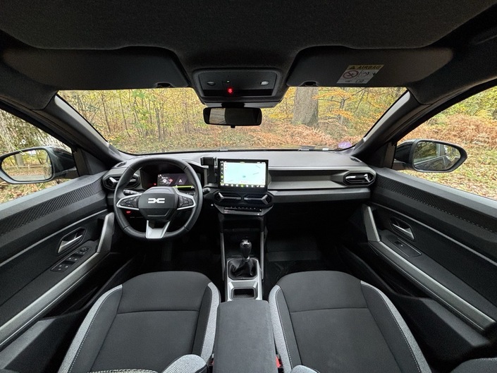 L'habitacle au design simple et à l'ergonomie sans véritables défauts se complète d'une interface multimédia facile à utiliser. On regrette toutefois l'ambiance bien trop "plastoc" dégagée par l'ensemble. De plus, le conducteur pestera contre la dureté du montant de la console centrale sur laquelle s'appuie naturellement le haut de son tibia droit.