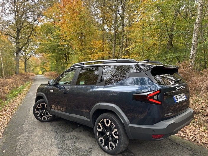 Le blanc est la couleur gratuite du Bigster. Les autres teintes, comme le Bleu indigo de notre modèle d'essai, sont facturées 650 €, à quoi s'ajoutent 300 € pour le toit noir.