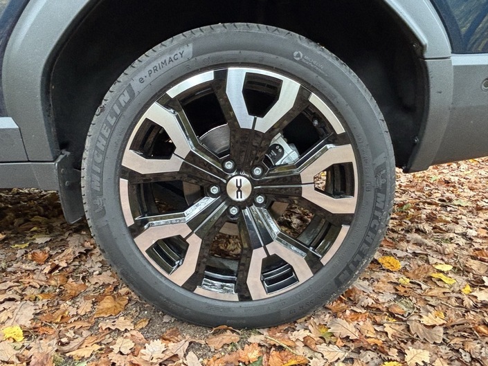 Les (jolies) roues de 19 pouces de notre modèle d'essai sont une option à 250 € sur la finition Journey. Etrangement, leur largeur de 205 mm est inférieure à celle des roues de 18 pouces (215 mm).