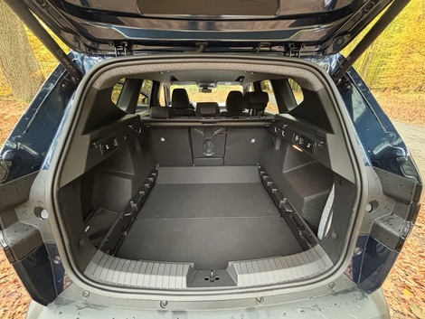 Le réservoir supplémentaire prend la place de la roue de secours sous le plancher de coffre, ce qui permet de préserver un volume de 660 litres, contre 702 à la version thermique. Une perte minime, donc.