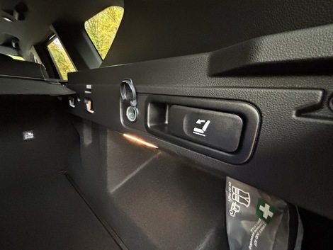 De chaque côté de la soute à bagages, des tirettes agissant sur une banquette rabattable en 3 parties selon un découpage 40/20/40. Au besoin, la plage arrière peut prendre place dans le double fond du coffre.