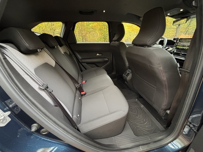 Long de 4,57 m., soit 23 cm de plus que le Duster avec lequel il cohabite dans les concessions Dacia, le Bigster s’en distingue aussi par une habitabilité arrière améliorée en raison d’un empattement de 2,70 m. Les adultes auront de la place aux jambes mais un peu moins aux épaules s'ils voyagent à trois.