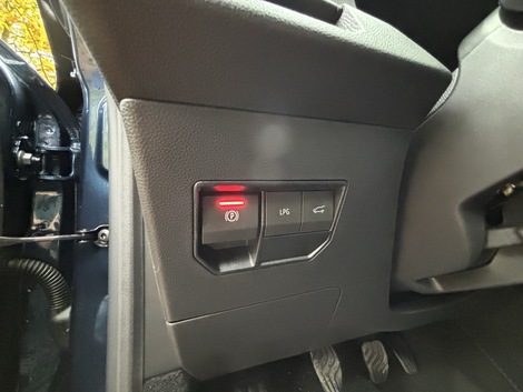 Frein de parking, commutation vers le GPL et commande du hayon électrique cohabitent dans la partie inférieure du tableau de bord. A droite on aperçoit la commande de réglage du volant.