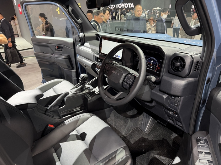 A l’intérieur, la finition semble assez loin des standards européens du segment des SUV compacts.