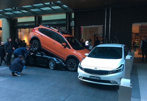 Le voiturier encastre une Porsche sous un SUV Subaru