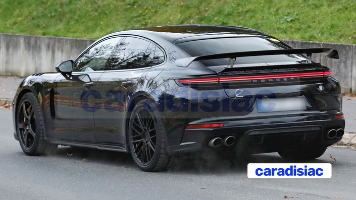 Disposant de nombreux éléments aérodynamiques protubérants, la Panamera Turbo GT devrait afficher une puissance proche des 1 000 ch, à l’image de la Porsche Taycan Turbo GT qui dispose d’une motorisation électrique de 1 034 ch.