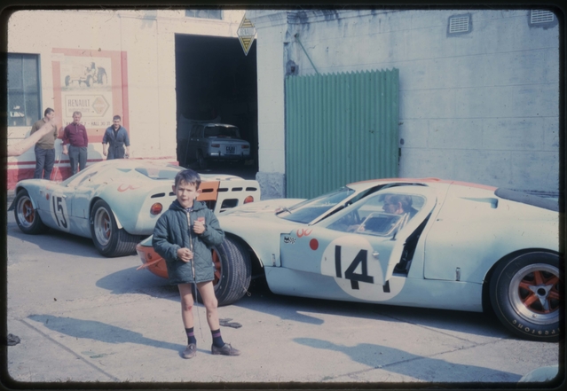 Les Ford GT devant le garage du Chartre-Sur-Le-Loire dans les années 60