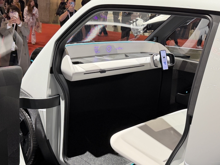 Notez le système de fixation pour smarphone sur le petit volant « yoke ».