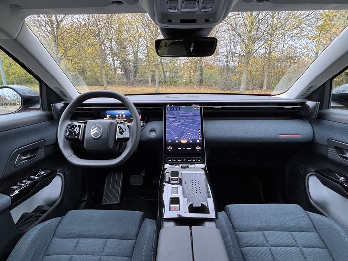 La planche de bord est totalement inédite. La présentation est originale. Dommage que la qualité des matériaux déçoive.