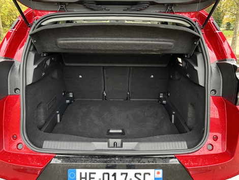 Le volume du coffre est généreux, mais surtout, il est le même quelle que soit la motorisation.