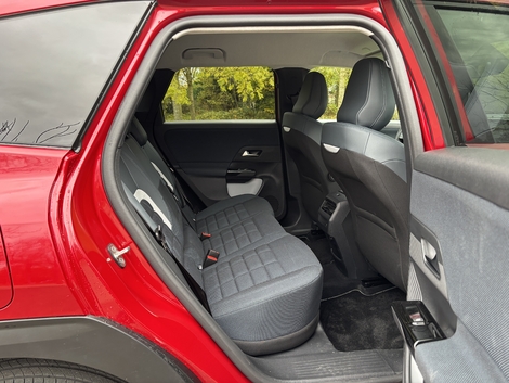 Il y a beaucoup de place à l'arrière du C5 Aircross. Dommage que la modularité soit moins bonne qu'auparavant avec la disparition des sièges individuels coulissants.