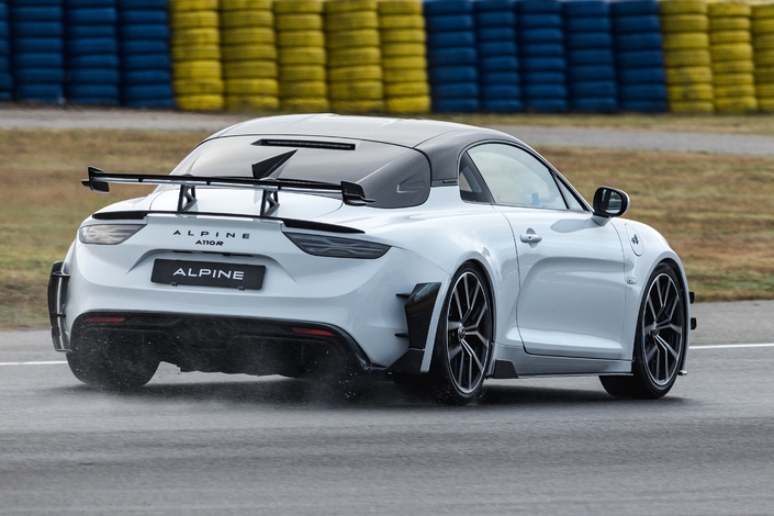 Malgré sa grande stabilité, l’A110 peut toujours pivoter sur les freins, un vrai bonheur.