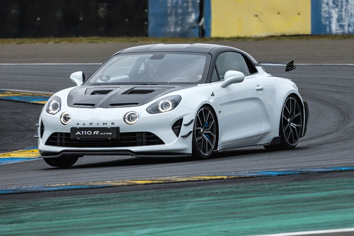 Malgré une transmisson plus lourde de 20 kg, le poids se limite à 1 100 kg grâce à l’emploi de carbone.