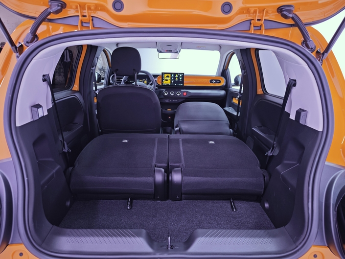 La banquette est rabattable en deux parties et le siège passager peut aussi se rabattre en tablette, permettant de charger des objets jusqu'à 2 m de long.