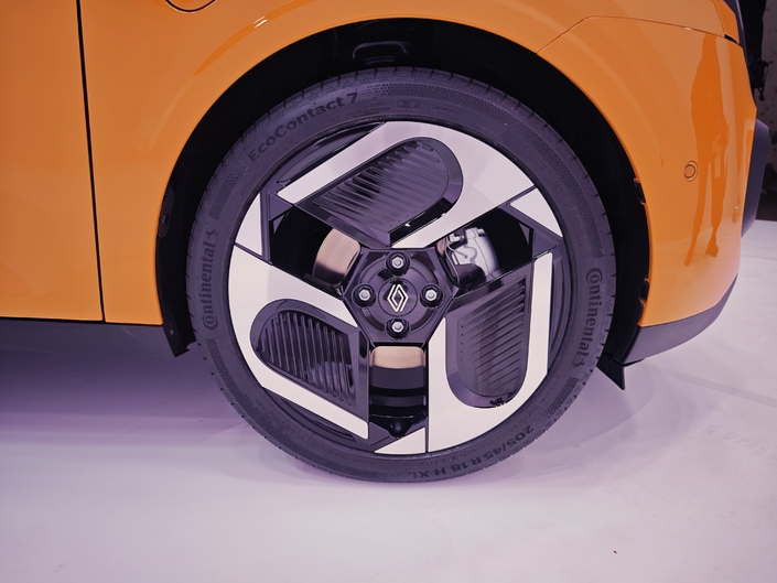 Les jantes alliage sont optionnelles et font 18 pouces, une belle taille pour une minicitadine. On nous garantit qu’elles seront abordables.