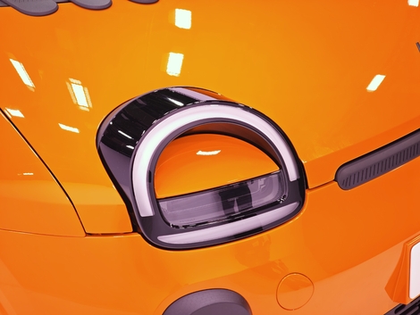 Impossible de ne pas voir dans les optiques de la dernière Twingo, celles de la première. Mais modernisées, et à LED.