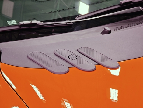 Ici, on a une évocation des trois petites entrées d’air de la première génération. Ici closes, sauf celle du milieu, qui donne accès au bocal de lave-glace.